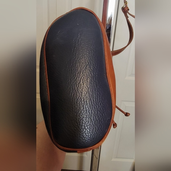 #566- Vintage Navy Blue/Tan Leather Drawstring Bucket Shoulder Bag - Picture 5 of 14